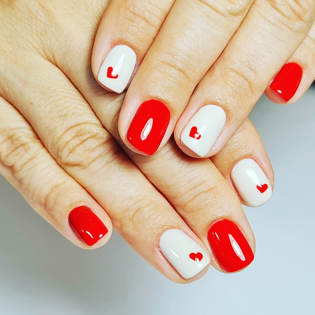 Dettaglio di manicure realizzata nel salone